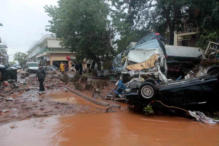 Η αφοπλιστική ειλικρίνεια αγανακτισμένης κατοίκου της Μάνδρας – «Πήρα τα αρ…α μου!» (βίντεο)
